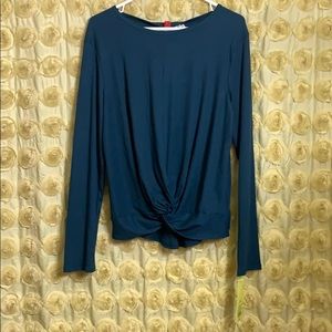 Long sleeve blue ribbed shirt, knotted bottom